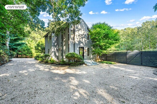 Building Photo - 130 Three Mile Harbor Hog Creek Rd