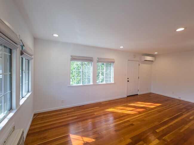 Building Photo - 587 W Stocker St