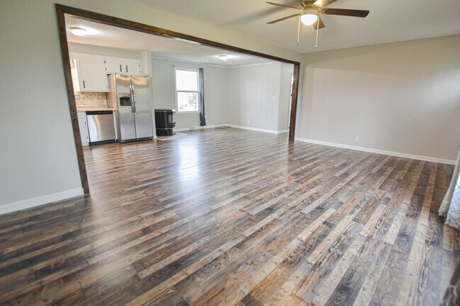Building Photo - Pet Friendly Three Bedroom!