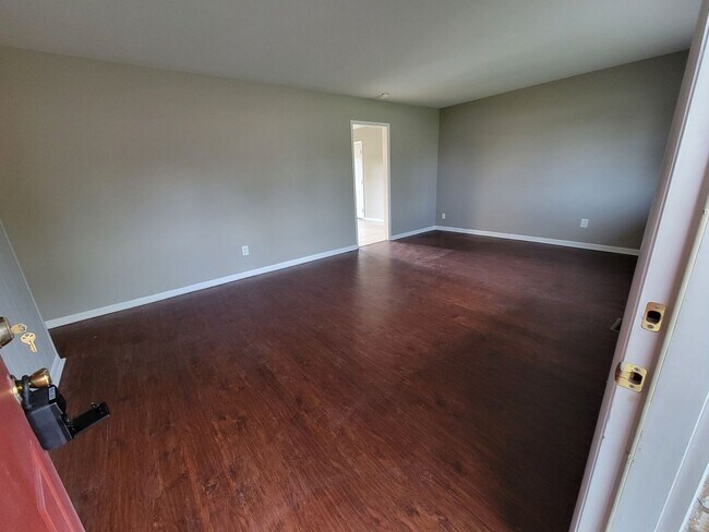 Foto del edificio - 309 E Page Ave 3BR/2BA (Trenton)