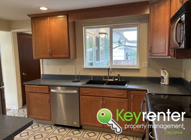 Building Photo - Extraordinary 3Bed/1Bath Home with Solar P...