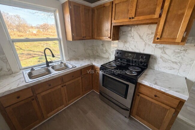 Foto del edificio - 2410 Veterans Dr