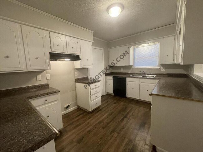 Foto del edificio - 7802 Lassie Ln
