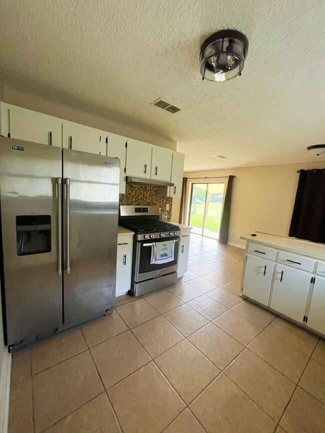 Building Photo - Beautiful 3 Bedroom 2 Bathroom Bungalow in...