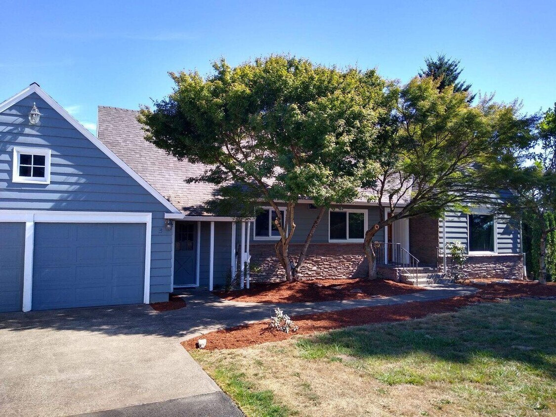 Foto principal - 1950’s Traditional Spacious Cedar Mill home!