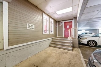 Building Photo - 915 W 23rd St
