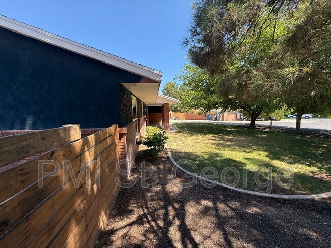Building Photo - 1149 E Elder Cir