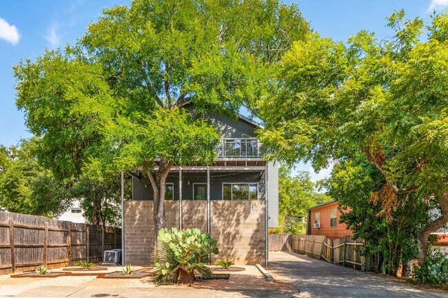 Building Photo - UT PRE LEASE: 2006 Constructed 6 bed / 3 b...
