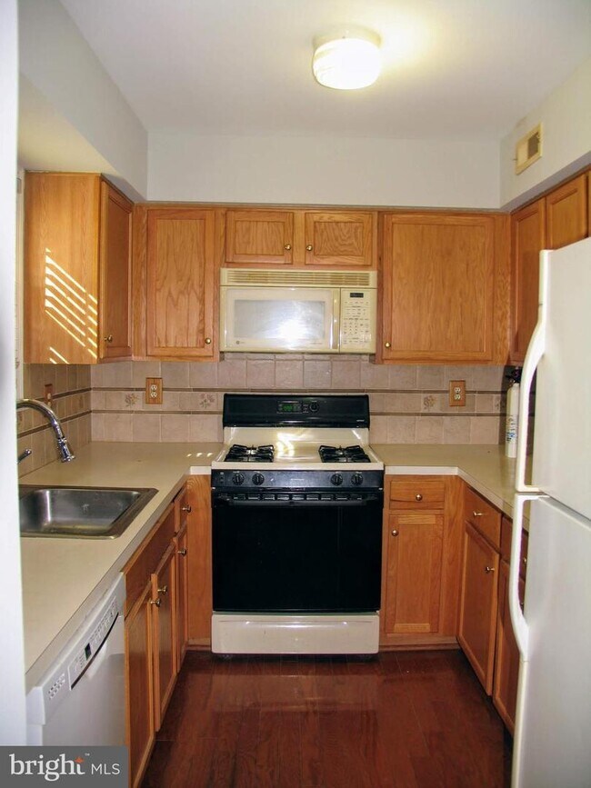 Building Photo - 1001 Woodview Ct