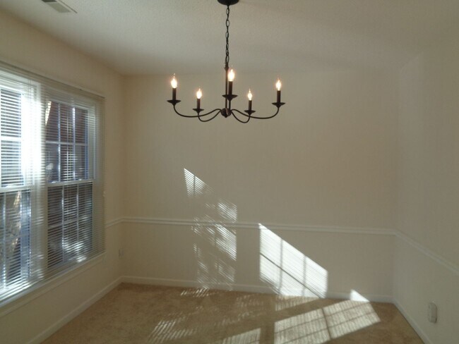 Building Photo - Peacehaven/Sherwood Forest Townhouse