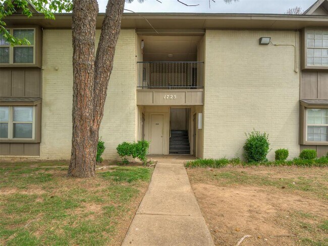 Building Photo - 1725 E Lindsey St