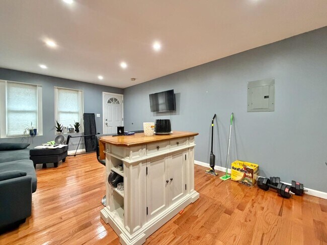 Building Photo - 169 Belmont Ave