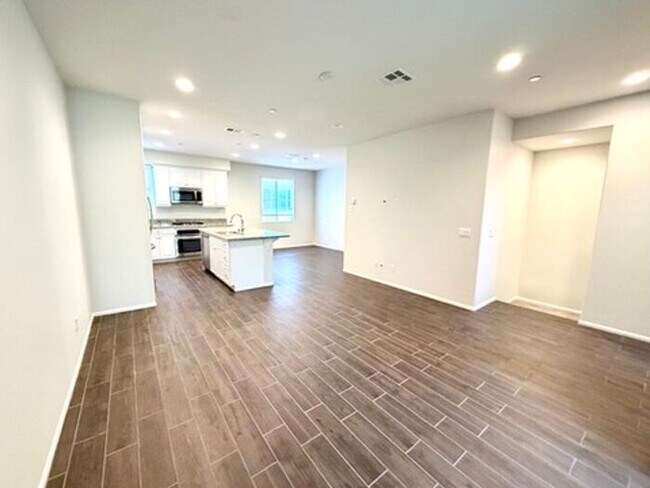 Foto del edificio - Luxury Townhome for Lease in Rancho Cucamonga