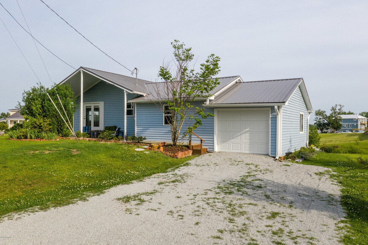 Primary Photo - 108 Hawkins Creek Ln