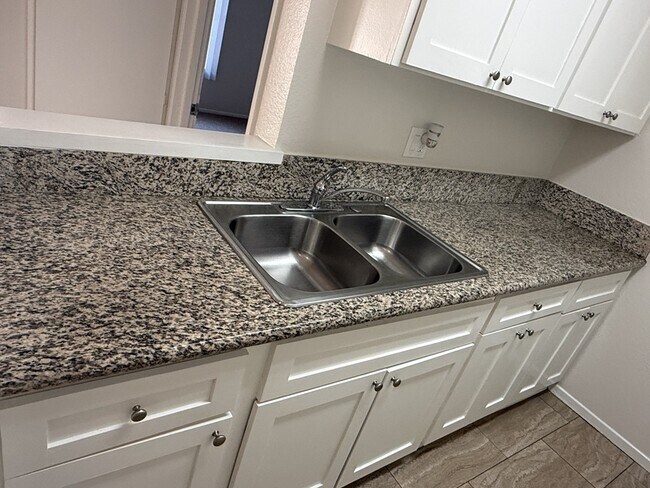 Building Photo - 13610 Vanowen St