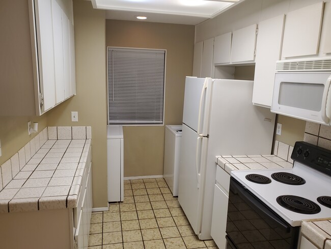 Nicely equipped kitchen - 7122 Wood Hollow Dr