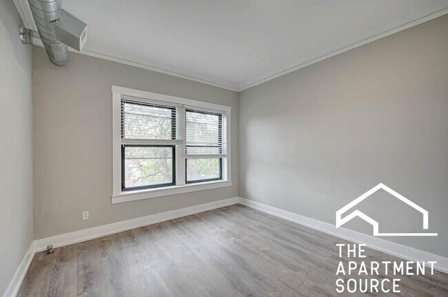 Foto del edificio - 2BR1BA IN EDGEWATER GLEN - CLOSE TO LAKE!