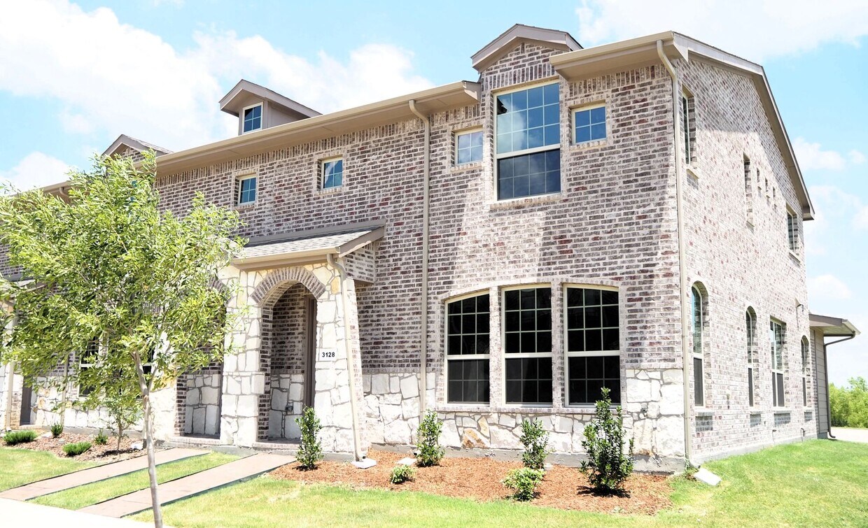 Primary Photo - Like NEW 3 Bed - 3 Bath Townhome in Denton