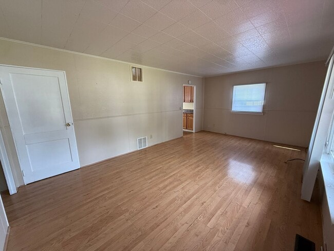 Building Photo - 2301 W Oliver Dr