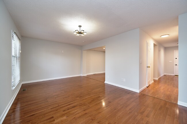 Foto del edificio - 3221 Regents Park Ln