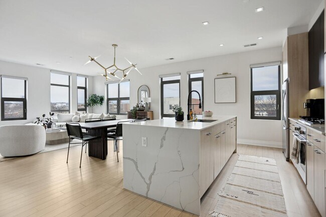 Building Photo - Stunning 2-Bed - 2-Bath off Barracks Row