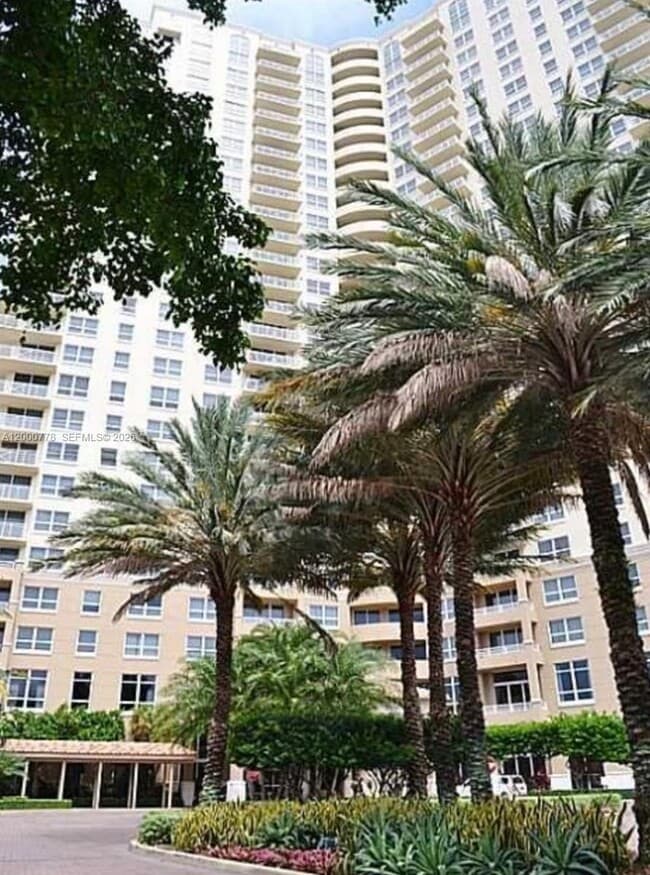 Foto del edificio - 19501 W Country Club Dr