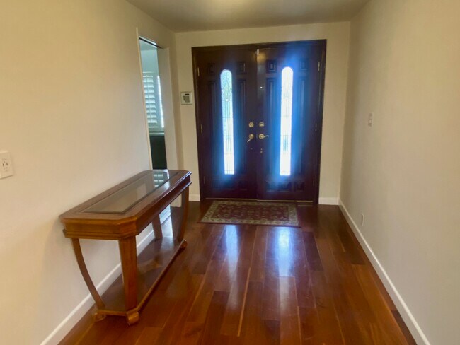 Foyer - 23552 Kivik St