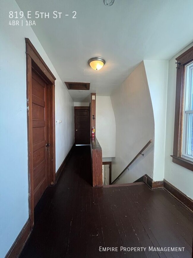 Building Photo - Available Now! 2nd and 3rd Floor: 4 Bedroo...