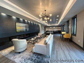 Building Photo - 656 Saratoga St