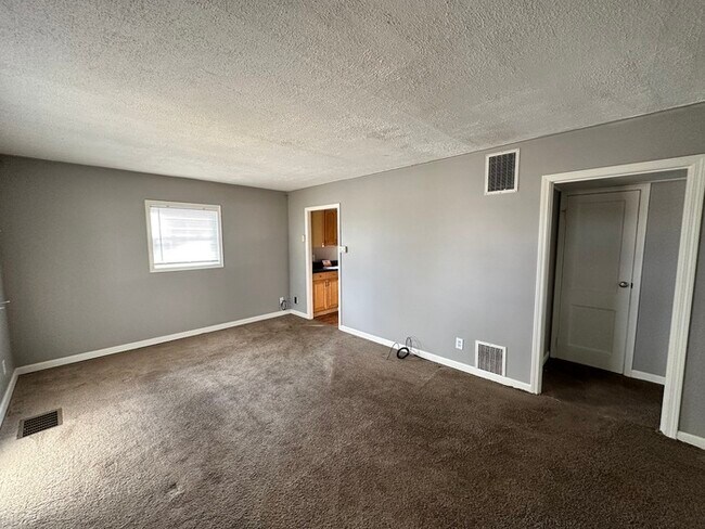 Building Photo - Nice Two Bedroom on the NE Side