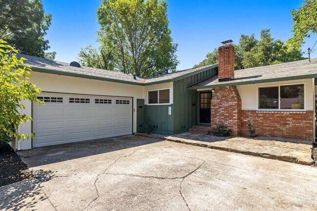 Building Photo - 1121 Valley View St