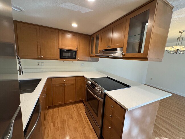 Building Photo - Gorgeous Juanita Townhome