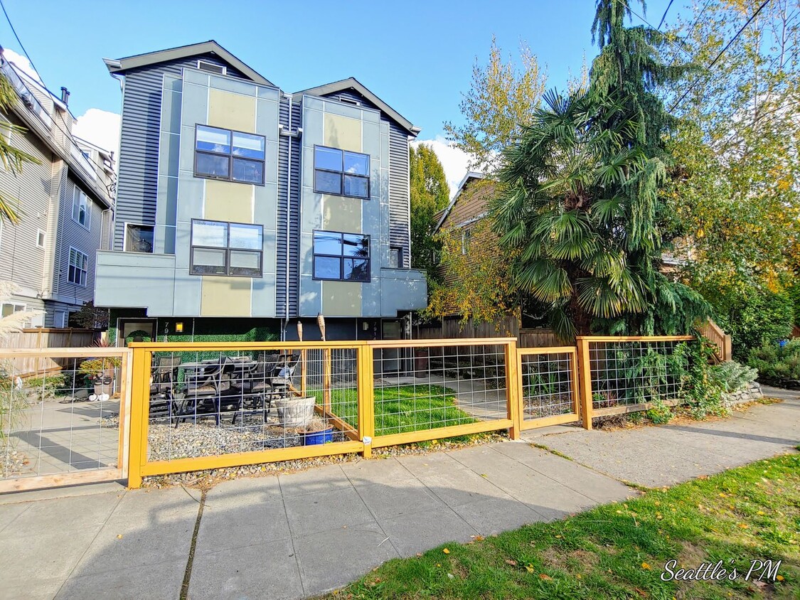 Foto principal - Stunning 3 Bedroom Townhouse in Greenlake!