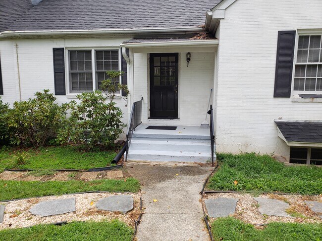 Foto del edificio - 114 Howard Dr