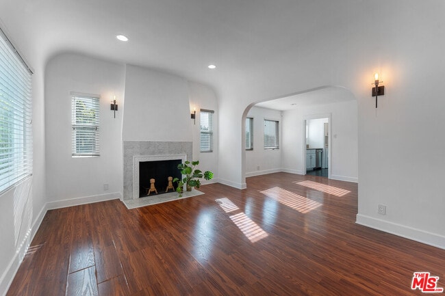 Building Photo - 927 N Edinburgh Ave