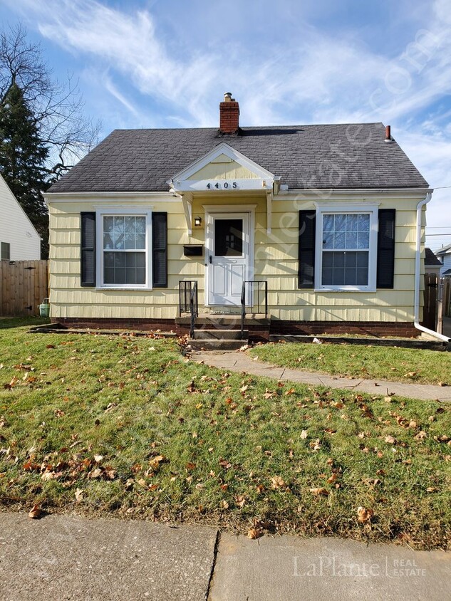 Primary Photo - Cute Yellow 3 Bedroom Home for Rent