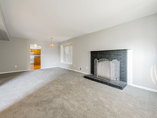 Building Photo - Bright and Spacious 2-Bed, 2-Bath Home in Lathrup Village!