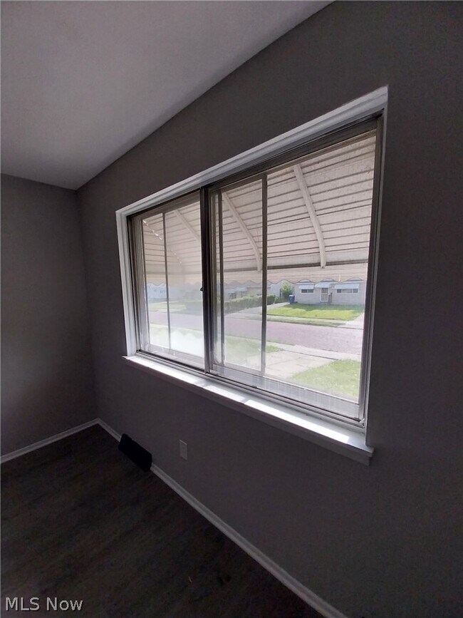 Foto del edificio - 4436 E 158th St