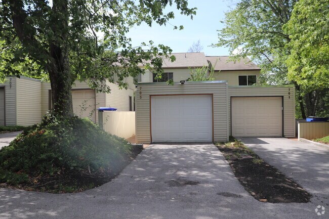 Building Photo - 703 Idlewood Ln