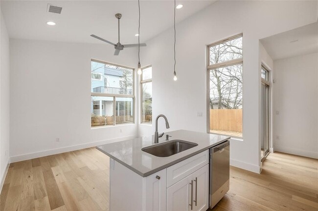 Building Photo - 1208 Perez St
