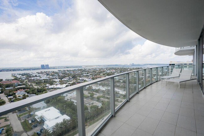Foto del edificio - 3100 N Ocean Dr