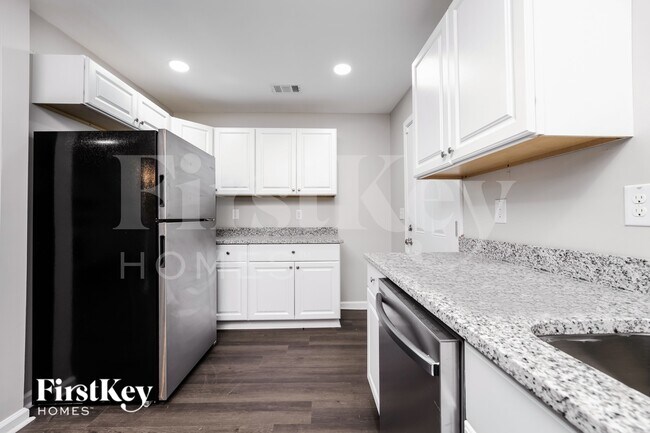 Foto del edificio - 3425 Pinehill Dr