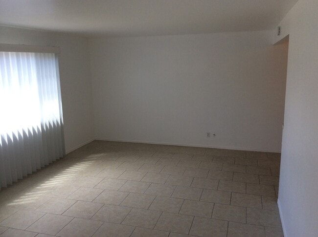 Building Photo - Spacious 3 bedroom with den and large cove...