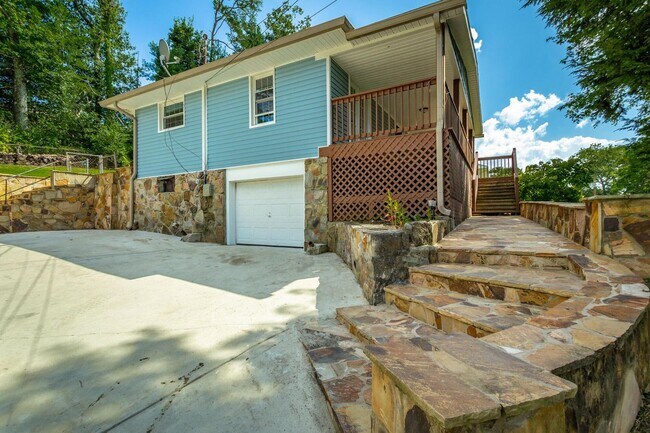 Foto del edificio - Charming Family Haven: 3 Bedroom Gem with ...