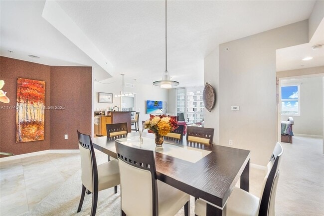Foto del edificio - 7910 Harbor Island Dr
