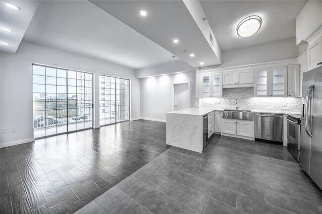 Building Photo - 3225 Turtle Creek Blvd