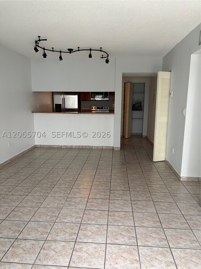 Foto del edificio - 18236 Mediterranean Blvd