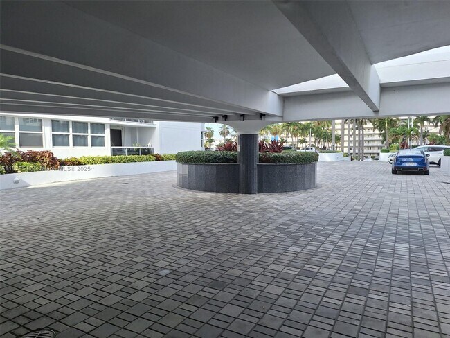 Building Photo - 1904 S Ocean Dr