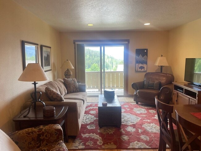 Building Photo - Washer dryer in unit! Amazing views! Updated! All utilities included!