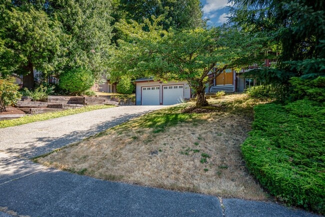 Building Photo - 5 Bed 3 Bath home In Bellevue Available Now